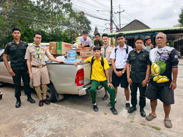 LINE_ALBUM_ภาพทานน้ำใจช่วยผู้ประสบภัยน้ำท่วมหาด_251125_60